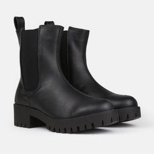 NIB Women’s Size 9 Cleated Sole Essential Chelsea Mid Ankle Boots Triple Black